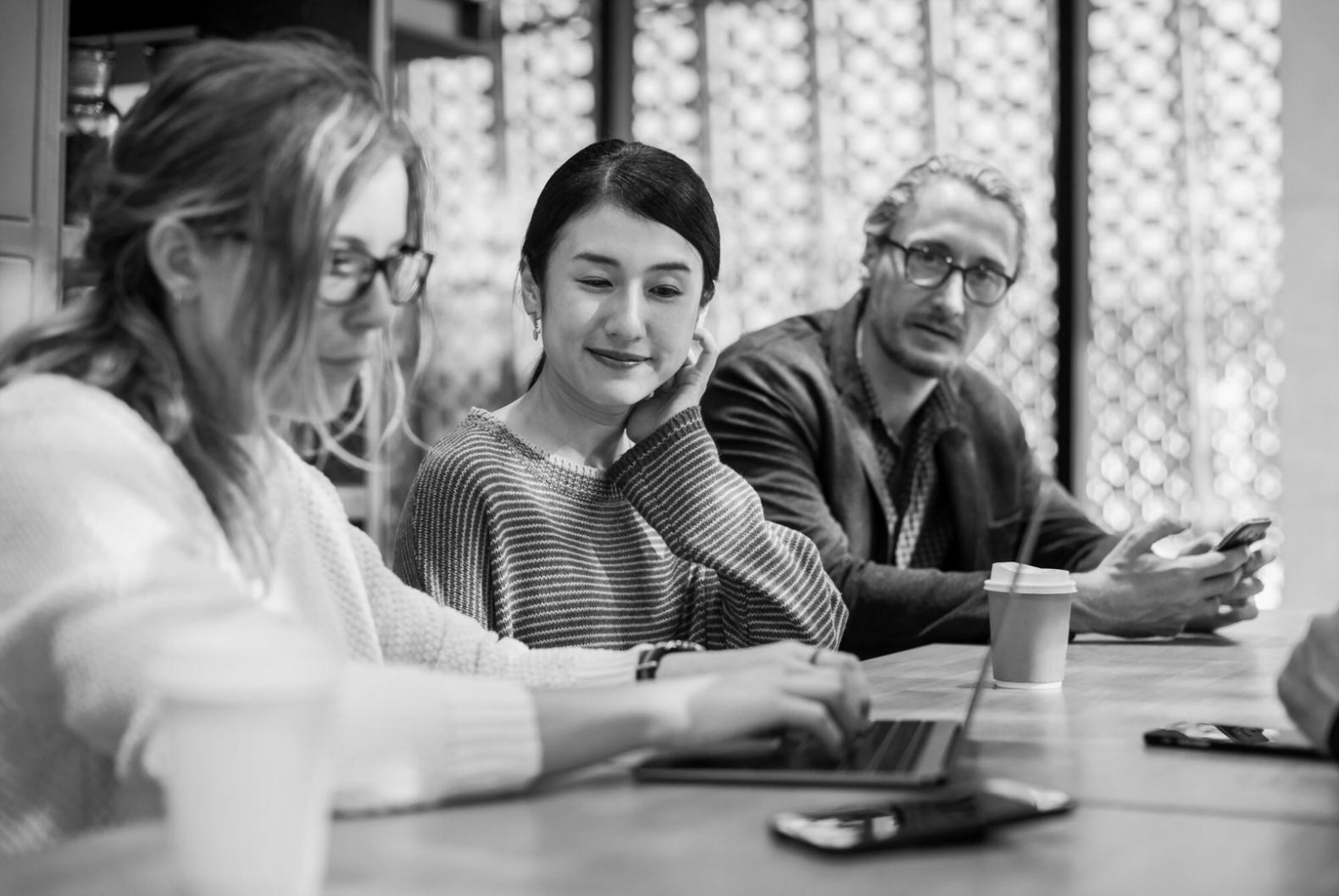 Team bei der Arbeit an innovativen Finanzlösungen